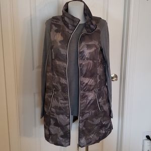Camo vest- light puff/EUC